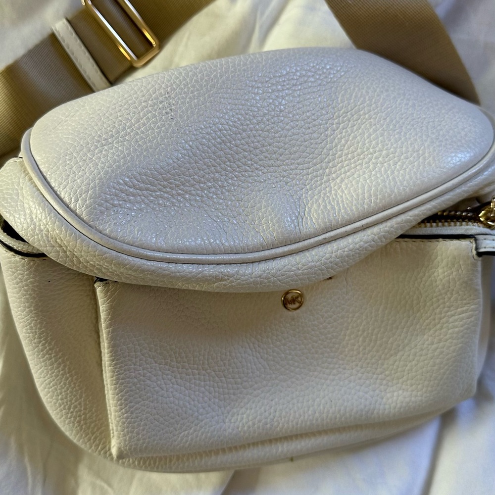 MICHAEL Michael Kors Slater Medium Sling Pack
Messenger